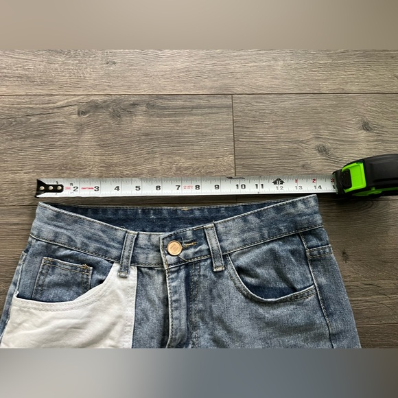 Size Medium patchwork jeans. - Picture 4 of 6